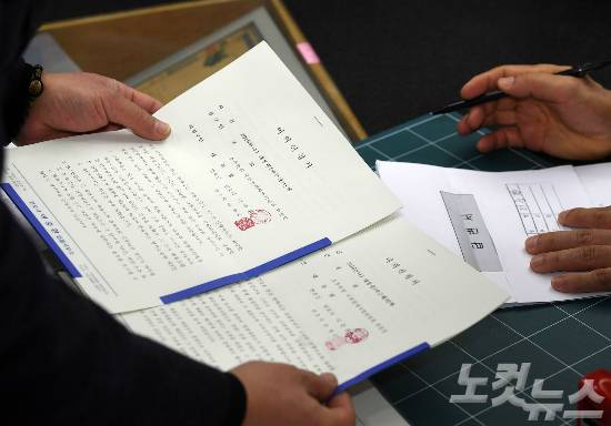 박근혜 대통령 측 대리인 이중환 변호사를 비롯한 대리인단이 탄핵 가결로 대통령 직무가 정지된 지 일주일이 지난 16일 오후 서울 종로구 헌법재판소 민원실에 탄핵사유에 대한 반박 입장을 담은 답변서를 제출하고 있다. (사진=황진환 기자)