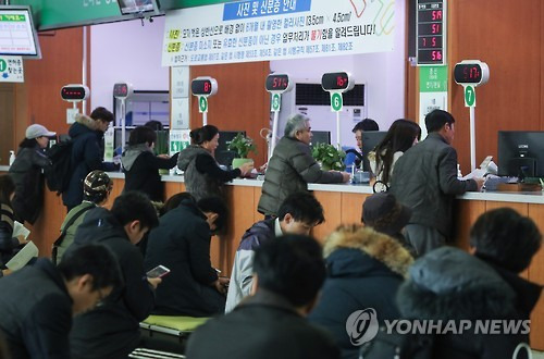 (서울=연합뉴스) 류효림 기자 = 내달 22일부터 도로교통법 시행규칙 개정, 운전면허시험 강화를 앞두고 28일 서울 강남구 대치동 강남운전면허시험장에서 수능을 마친 학생 등 시민들이 시험접수를 기다리고 있다. 2016.11.28