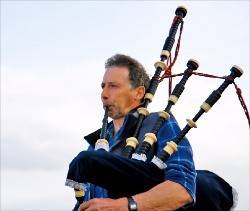 스코틀랜드의 전통 악기인 백파이프를 연주하는 모습.