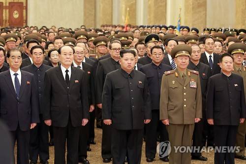 북 금수산태양궁전 찾은 김정은       (평양 조선중앙통신=연합뉴스) 17일 김정일 국방위원장 5주기를 맞아 김정은 노동당 위원장이 금수산태양궁전을 찾았다고 조선중앙통신이 보도했다. << 국내에서만 사용가능. 재배포 금지. For Use Only in the Republic of Korea. No Redistribution >> photo@yna.co.kr