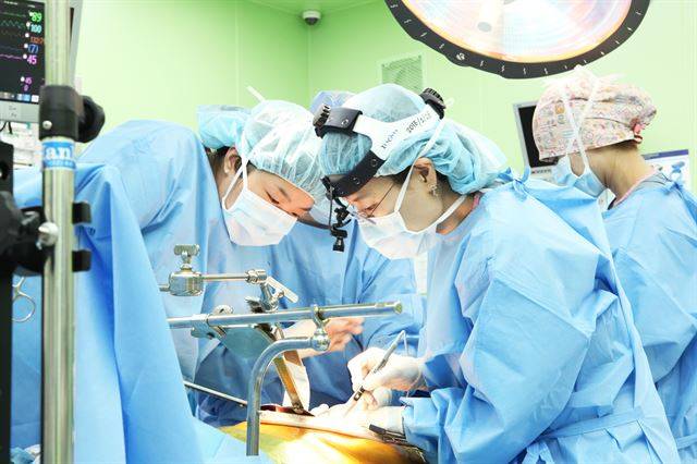 고난도 수술을 요구하는 간담췌 질환치료에 전념하고 있는 최새별(사진 중앙) 고대구로병원 간담췌외과 교수가 수술을 시행하고 있다. 고대의료원 제공
