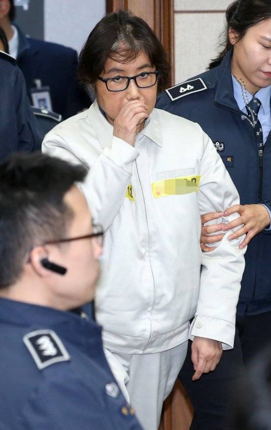 최순실씨가 19일 서울 서초구 서울중앙지법 형사대법정에서 열린 국정농단 사건 재판장으로 들어서고 있다. 사진=뉴시스