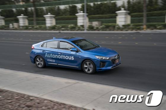 현대자동차는 15일(현지시간) 미국 라스베이거스에서 현지 언론을 대상으로 아이오닉 자율주행차 주야간 도심 시승회를 실시했다고 20일 밝혔다. 현대차 제공) 2016.12.20/뉴스1