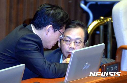 【서울=뉴시스】배훈식 기자 = 새누리당 정우택 원내대표가 20일 오후 서울 여의도 국회에서 열린 경제분야 대정부질문에 참석해 청문회 증인 위증 교사 의혹을 받고 있는 이완영 의원과 대화하고 있다. 2016.12.20.     dahora83@newsis.com