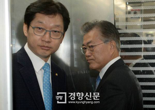 ‘대변인’ 김경수와 함께 더불어민주당 문재인 전 대표(오른쪽)와 김경수 의원이 21일 서울 여의도 한 식당에서 열린 기자들과의 오찬 간담회 참석을 위해 승강기에 오르고 있다.     권호욱 선임기자