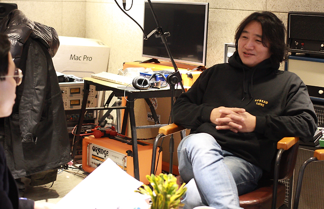 기자는 이날 신대철 감독에게 조심스레 故 신해철 씨에 대해 물었다. 그는 신해철 씨에 대한 애틋한 그리움을 나타냈다. / 사진=시사저널e