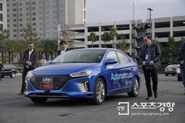 지난 15일(현지시간) 미국 라스베이거스에서 도심 주야간 공도 자율주행에 나선 아이오닉 EV.