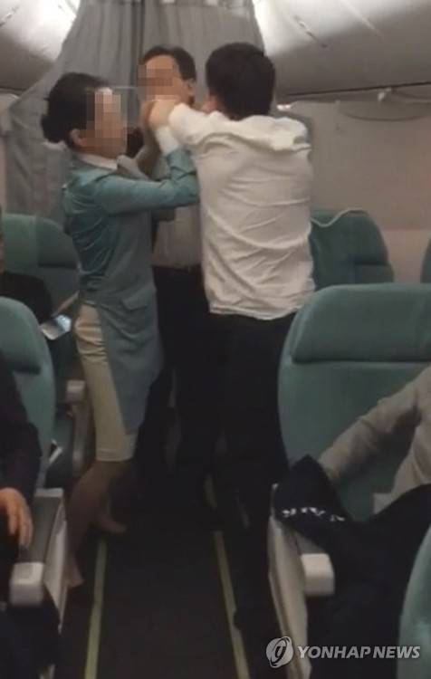 승무원 폭행하는 기내 만취 승객      (서울=연합뉴스) 운항 중인 대한항공 기내에서 만취한 승객(오른쪽)이 난동을 피우고 승무원을 폭행한 사건이 발생했다. 21일 대한항공과 USA 투데이 등 미국 언론에 따르면 전날 오후 4시 20분께(한국시각) 베트남 하노이에서 출발해 인천으로 향하던 여객기 KE480편 프레스티지석에서 승객 임모(34)씨가 만취 상태로 옆자리 승객과 승무원들에게 주먹을 휘두르고 침을 뱉는 등 난동을 피웠다. 사진은 승객 임씨가 승무원을 폭행하는 모습. 2016.12.21      photo@yna.co.kr