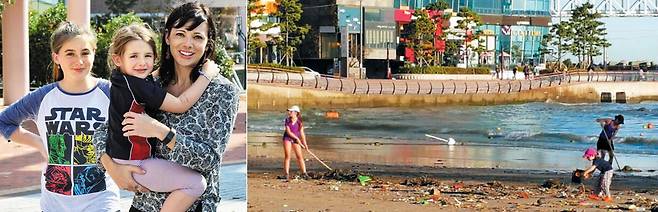 지난 10월 태풍 ‘차바’로 엉망이 된 광안리 해변을 청소하던 디애나 루퍼트와 두 딸의 모습. / 조선일보 DB