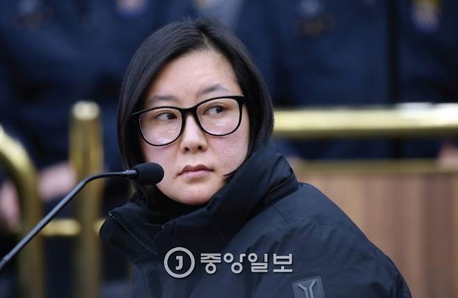 최씨의 조카 장시호 씨가 박근혜 정부의 최순실 등에 의한 국정농단 의혹사건 2차 청문회에 증인으로 참석해 청문위원의 질의를 듣고 있다. 장씨가 과거 고영태 씨와 연인관계였다는 의혹에 대해 고씨는 “장씨를 청문회에서 처음 보았다”고 말했다. [사진 중앙포토]