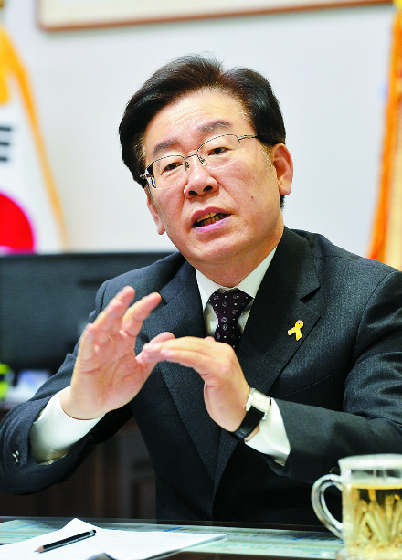이재명 경기도 성남시장이 20일 성남시청 시장 집무실에서 국민일보 취재진과 인터뷰하고 있다. 이 시장은 인터뷰에서 법인세 및 소득세 인상, 국가예산 절감 등을 통해 국민 복지를 위한 50조원 규모의 재원을 마련할 수 있다고 말했다. 성남=이병주 기자