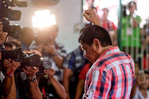 로드리고 두테르테 민주필리핀당 대선 후보가 지난 5월 필리핀 대선에서 승리한 직후 주먹을 불끈 들어올리고 있다. 당선 후 두테르테 대통령은 ‘범죄와의 전쟁’을 선포하며 강력한 범죄 퇴치 의지를 보였다. / 블룸버그 제공