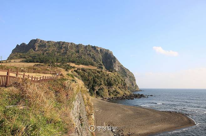 수매밑에서 바라본 성산일출봉.