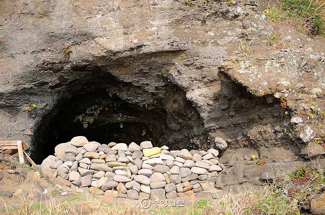 성산일출봉 서쪽 해안의 진지동굴. 성산일출봉에서만 진지동굴 18개가 발견됐다.