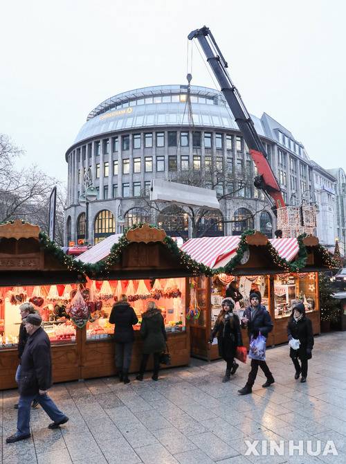【베를린=AP/뉴시스】독일 베를린 브라이트샤이트 광장에서 22일(현지시간) 트럭테러가 일어난지 사흘 만에 크리스마스 시장이 재개장해 손님들을 맞고 있다. 하지만 당초 북적이던 모습과는 사뭇 다른 풍경이다. 2016.12.23