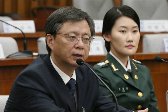 우병우 전 청와대 민정수석이 22일 오후 서울 여의도 국회에서 열린 '박근혜 정부의 최순실 등 민간인에 의한 국정농단 의혹 사건 진상 규명을 위한 국회 국정조사특별위원회' 제5차 청문회에 출석해 의원들의 질의에 답변하고 있다. (사진=윤창원 기자)