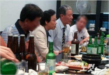 더불어민주당 박영선 의원이 22일 공개한 사진. 새누리당 이완영 의원과 최순실 변호인인 이경재 변호사가 함께 술자리를 하고 있다. (사진=더불어민주당 박영선 의원 제공)