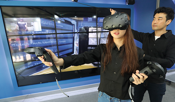 ⓒ연합뉴스 서울 역삼동의 VR 기반 복합 문화 공간 ‘VR 플러스 쇼룸’ 에서 한 방문객이 VR 기기를 체험하고 있다.