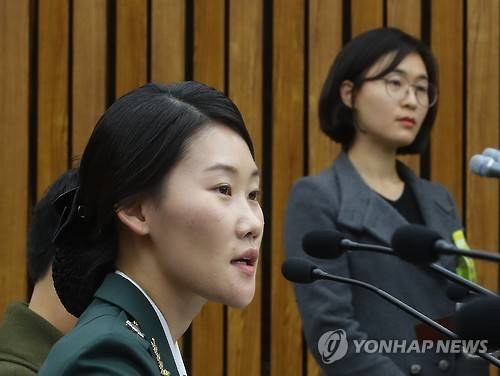 동료 간호장교 동행 이유 설명하는 조여옥 대위  (서울=연합뉴스) 황광모 기자 = 세월호 참사 당시 청와대 간호장교로 근무했던 조여옥 대위가 22일 오후 국회에서 열린 박근혜 정부의 최순실 등 민간인에 의한 국정농단 의혹사건 진상규명을 위한 국정조사 5차 청문회에 간호사관학교 동기인 이슬비 대위 동행에 대한 이유를 설명하고 있다.  hkmpooh@yna.co.kr