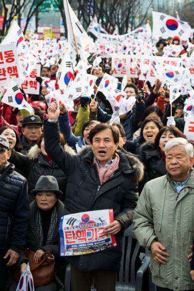 김진태 새누리당 의원이 지난 17일 서울 종로구 세종로소공원에서 열린 박근혜 대통령 탄핵 기각 촉구 보수단체 집회에 참석해 구호를 외치고 있다. /사진제공=뉴스1