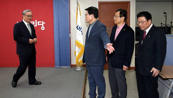 인명진 새누리당 비상대책위원장 내정자(맨왼쪽)가 25일 오후 서울 여의도 당사에서 기자간담회를 한 뒤 배석했던 정우택 원내대표(왼쪽 둘째)의 안내를 받고 있다. 강창광 기자 chang@hani.co.kr