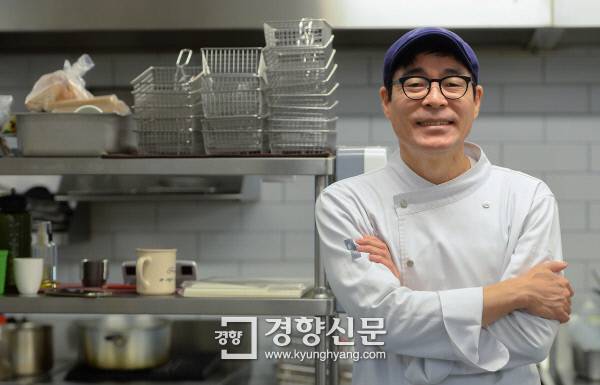 박찬일 셰프는 잡지사 기자로 8년간 일하다가 이탈리아로 떠나 요리학교에서 유학했다. 그는 “음식은 맛도 중요하지만, 사람들이 음식을 먹을 때 지녀야 할 태도나 의무감도 막중하다”고 말했다. 이석우 기자 foto0307@kyunghyang.com