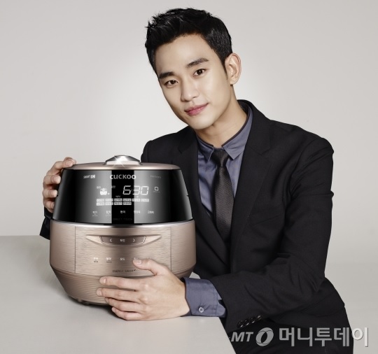 배우 김수현이 광고하는 쿠쿠전자 밥솥 제품 / 제공=쿠쿠전자