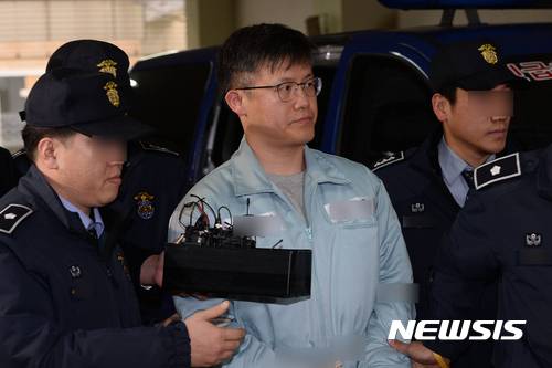 【서울=뉴시스】고승민 기자 = 청와대 대외비 문건 유출 혐의로 구속기소된 정호성 전 청와대 비서관이 25일 오전 서울 강남구 '박근혜 정부의 최순실 등 민간인에 의한 국정농단 의혹 사건 규명을 위한' 특별검사 사무실로 소환되고 있다. 2016.12.25.   photo@newsis.com