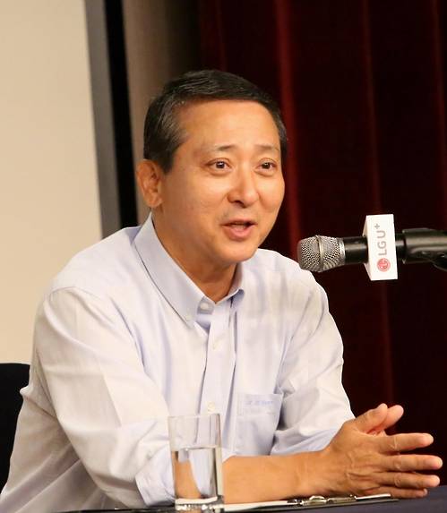 지난 9월 서울 용산 사옥에서 열린 기자 간담회에서 발언하는 권영수 LG유플러스 부회장 [LG유플러스 제공=연합뉴스]