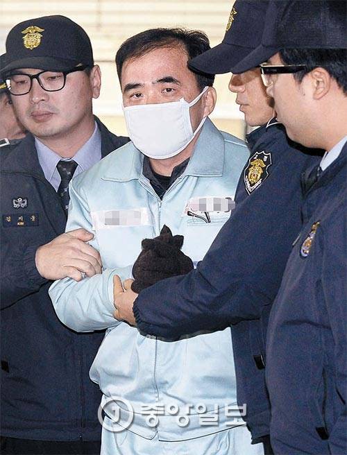 김종 전 문화체육관광부 2차관(오른쪽)이 25일 조사를 받기 위해 서울 대치동 박영수 특별검사팀 사무실에 각각 출석하고 있다. 김 전 차관은 최씨 일가의 이권 챙기기를 도운 혐의 등을 받고 있다. [사진 장진영 기자]