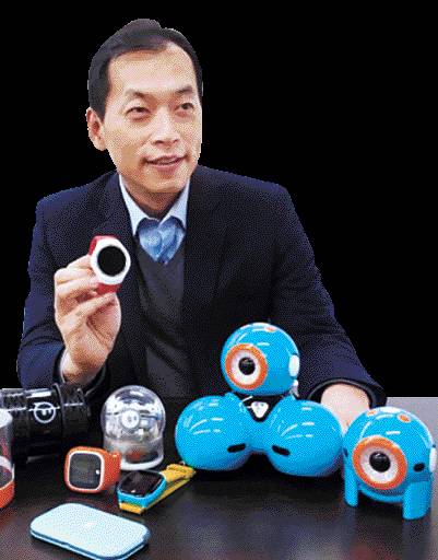 인포마크 최혁 대표가 키즈폰과 연동되는 스마트토이 제품들을 소개하고 있다.