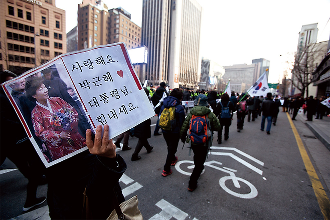 박사모를 포함한 일부 보수단체 회원들이 12월17일 서울 광화문광장을 행진하고 있다. 이날 보수단체 회원들은 박근혜 대통령 탄핵 반대를 주장했다. © 시사저널 고성준
