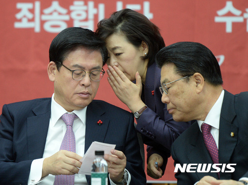 【서울=뉴시스】김진아 기자 = 새누리당 정우택(왼쪽) 원내대표가 27일 서울 여의도 국회에서 열린 원내대책회의에서 김정재 원내대변인으로 부터 탈당 인원수가 적힌 메모를 전달받고 있다. 오른쪽은 박맹우 사무총장. 2016.12.27.   bluesoda@newsis.com