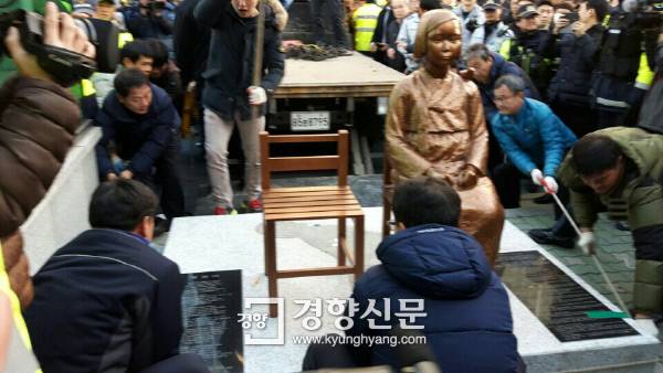 28일 오후 4시30분 부산 동구 직원들이 소녀상을 철거하고 있다./권기정 기자