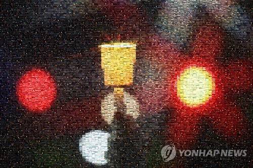 '2016 위대한 촛불'        (서울=연합뉴스) 2016년이 촛불과 함께 지나간다.      최순실 국정농단으로 시작된 박근혜 대통령 퇴진촉구 촛불집회는 국회의 탄핵소추안 가결을 끌어낸 결정적 요소였다. 대규모 집회에도 경찰과 시민의 충돌은 거의 일어나지 않았으며 평화롭게 의견을 표출하는 시위문화에 외신들은 찬사를 보냈다.       시민들의 자발적 움직임이 기성 정치권을 견인하고 헌정 사상 두번째 대통령 탄핵소추를 이끌어냈다는 점에서 이번 촛불집회를 '시민혁명'으로 평가하는 시각도 있다.       하지만 이러한 촛불을 들 일이 다시는 없기를 기대해 본다.      사진은 연합뉴스 사진부가 취재한 주말 촛불집회 사진들을 모아 만든 이미지이다. 2016.12.      photo@yna.co.kr