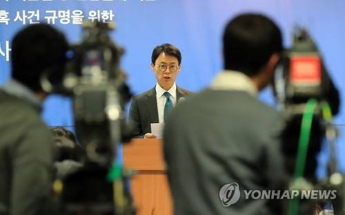 (서울=연합뉴스) 서명곤 기자 = 박근혜 대통령의 비위 의혹과 최순실 게이트를 수사 중인 특검팀 이규철 대변인이 28일 오후 서울 강남구 대치동 특검 사무실에서 브리핑을 하고 있다.   2016.12.28      seephoto@yna.co.kr