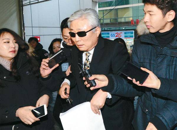 특검 출두한 최순실 이복오빠 박영수 특별검사팀이 수사 중인 최순실 씨 등 민간인에 의한 국정농단 사건과 관련해 최순실 씨 이복 오빠인 최재석 씨가 29일 서울 대치동 특검 사무실에 출두하고 있다. [이승환 기자]