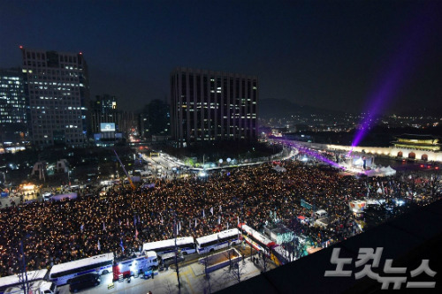 지난 17일 서울 종로구 광화문광장에서 열린 제8차 박근혜 대통령의 즉각 퇴진과 구속 처벌 촉구 촛불집회에서 시민들이 촛불을 밝혔다. (사진=윤창원 기자/자료사진)