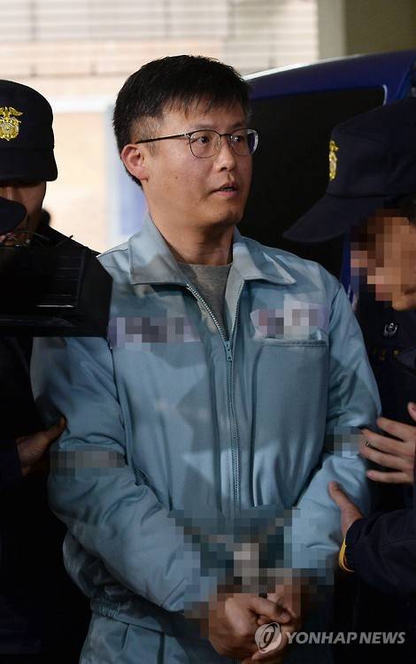 (서울=연합뉴스) 김주형 기자 = 청와대 문건 유출 사건의 핵심 피의자인 정호성 전 청와대 부속비서관이 25일 오후 '박근혜 정부의 최순실 등 민간인 국정농단 사건 수사 특별검사팀' 서울 대치동 사무실에 소환되고 있다. 2016.12.25