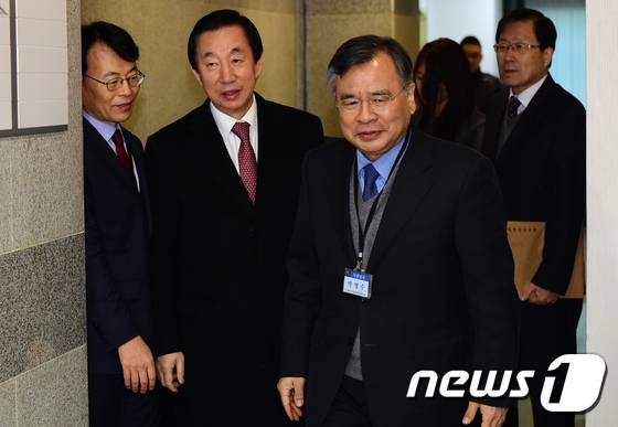최순실 국정농단 사건 국회 국정조사 특별위원회 김성태 위원장이 30일 문형표 전 보건복지부 장관과 홍완선 전 국민연금공단 기금운용본부장을 위증 혐의로 고발하기 위해 서울 강남구 대치동 특별검사팀을 찾아 박영수 특별검사의 안내를 받으며 사무실로 들어서고 있다.  2016.12.30/뉴스1 © News1 오대일 기자