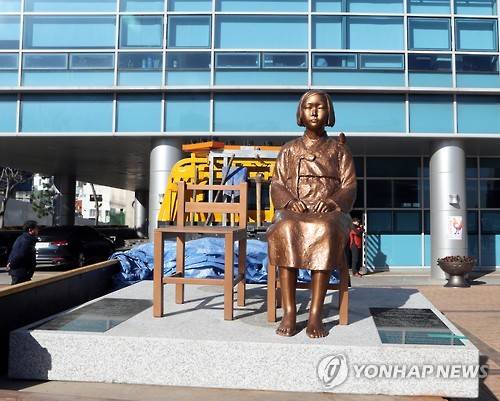 이틀 만에 반환된 소녀상        (부산=연합뉴스) 김선호 기자 = 지난 28일 부산 일본영사관 앞에 설치됐다가 철거된 소녀상이 30일 부산 동구청에도착했다. 동구청은 야적장에 소녀상을 방치했다가 이날 시민단체의 요구에 따라 반환했다.       wink@yna.co.kr