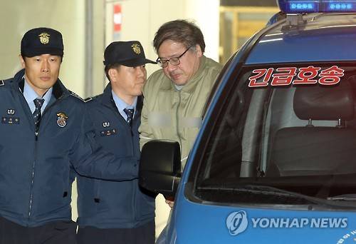 사흘 만에 재소환된 안종범 전 수석      (서울=연합뉴스) 최재구 기자 = 30일 안종범 전 청와대 정책조정수석이 조사를 받기위해 서울 강남구 특검사무실로 소환되고 있다.      jjaeck9@yna.co.kr