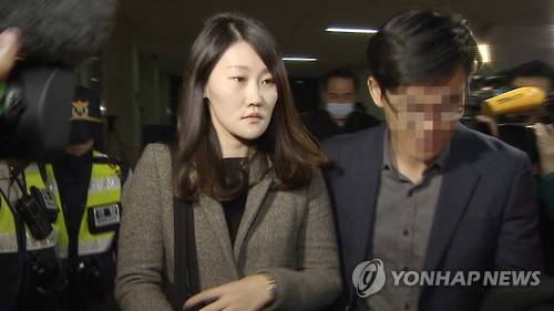 특검 조사 마친 조여옥 대위  (서울=연합뉴스) 세월호 참사 당시 청와대 간호장교로 근무했던 조여옥 대위가 25일 새벽 참고인 신분으로 조사를 마친 뒤 서울 강남구 특검사무실을 나서고 있다. 2016.12.25 [연합뉴스TV 제공]  photo@yna.co.kr