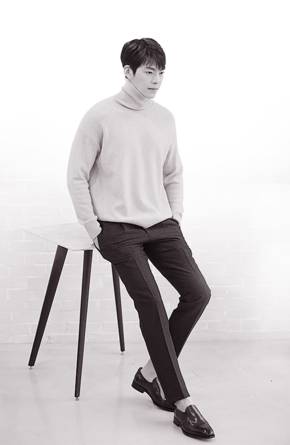 정적이고 미니멀한 느낌의 김우빈.