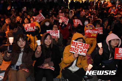 【울산=뉴시스】배병수 기자 = 31일 오후 2016년 마지막 촛불집회가 울산롯데백화점 광장에서 열리고 있다. 2016.12.31.   bbs@newsis.com