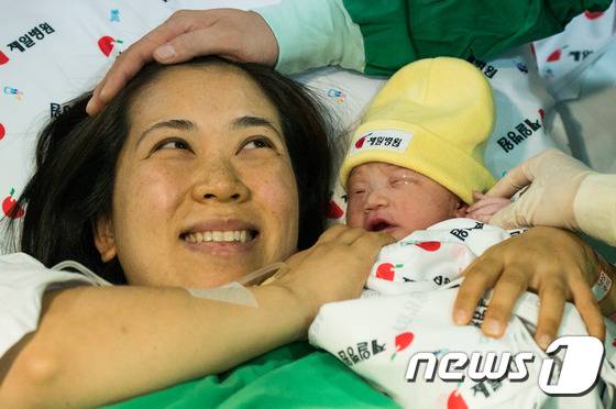 2017년 정유년(丁酉年) 첫둥이를 안고 기뻐하는 산모 신정란씨./뉴스1 © News1 유승관 기자