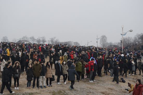2017년 새해 첫날인 1일 오전 서울 마포구 하늘공원 정상에서 시민들이 해돋이를 보기 위해 기다리고 있다. 뉴시스