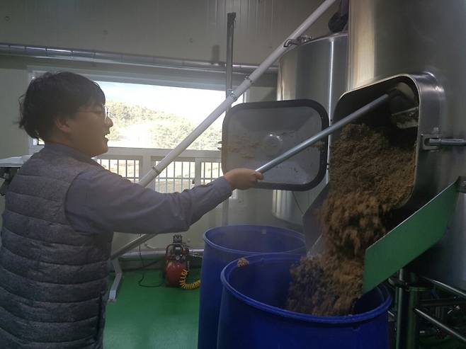 트레비어 황지윤 브루어가 맥아 찌꺼기를 치우는 작업을 하고 있다. 황 브루어는 “브루어는 육체적으로 굉장히 고된 직업”이라며 “맥주 지식도 중요하지만 체력적인 문제도 간과하면 안 된다”고 강조했다.