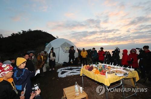 세월호 인양 현장 차례상      (진도=연합뉴스) 박철홍 기자 = 2017년 정유년 새해가 밝은 1일 오전 전남 진도군 동거차도 세월호 인양 현장이 내려다 보이는 언덕에서 세월호 유족들이 차례상을 차려 놓고 새해를 맞고 있다. 2017.1.1