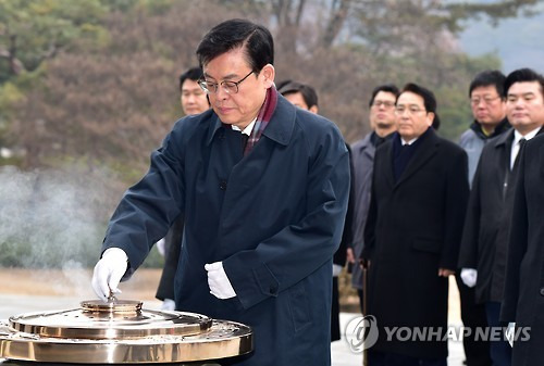 새누리당, 현충원 참배      (서울=연합뉴스) 김현태 기자 = 새누리당 정우택 원내대표 등 새누리당 관계자들이 2017년 정유년 새해 첫날인 1일 오전 서울 동작구 국립서울현충원을 찾아 참배하고 있다.     mtkht@yna.co.kr